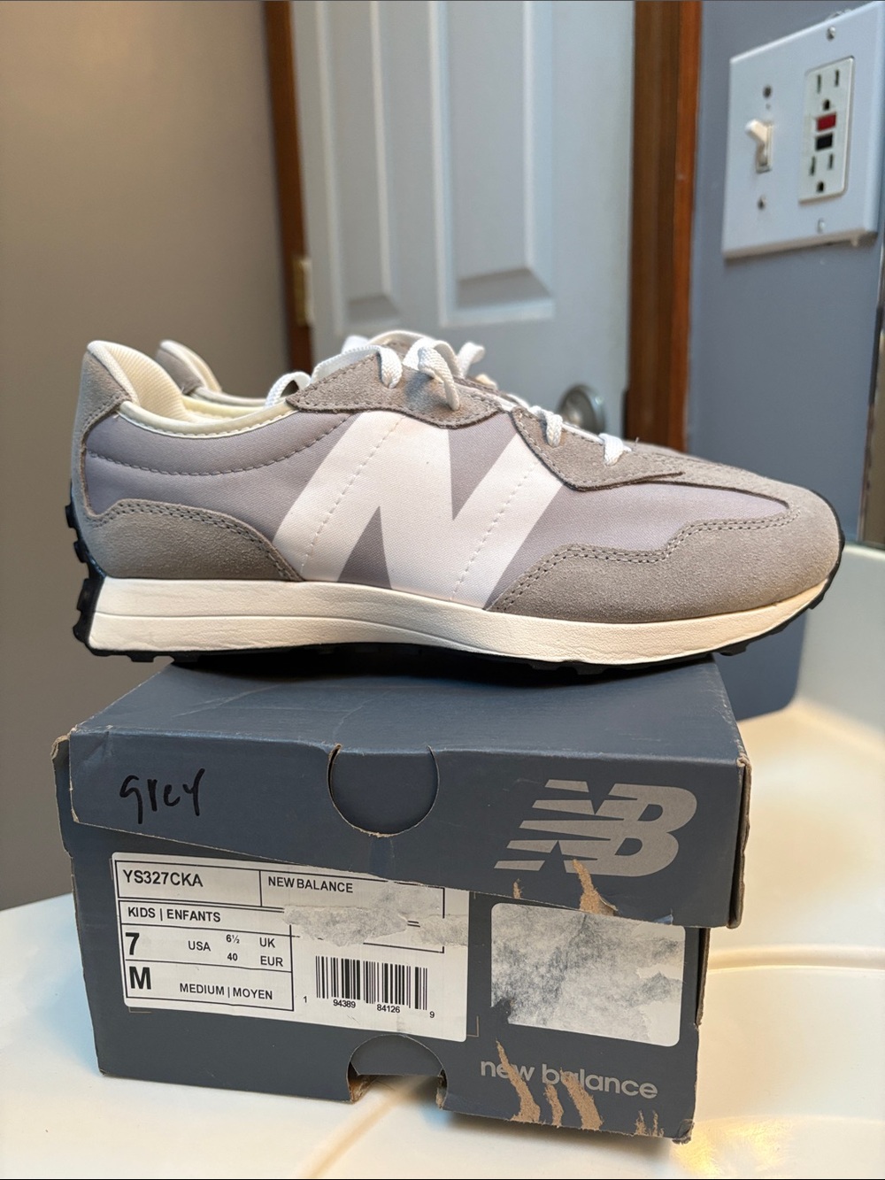 New Balance 327 Gray and White  Kid's Size 7 (Women's Size 8.5) Brand New